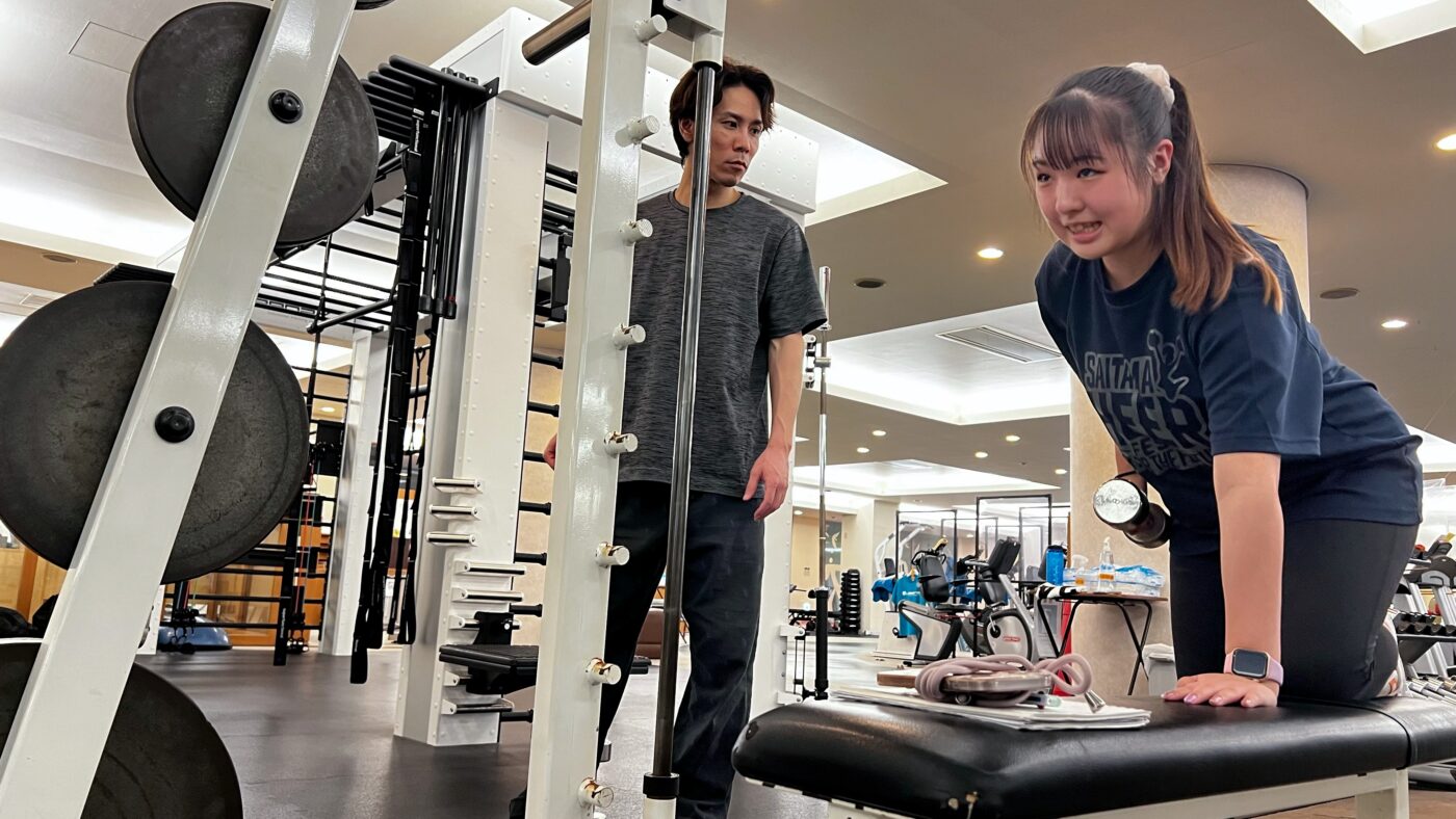 セサミスポーツクラブ、新入社員研修、ダンベルエクササイズ